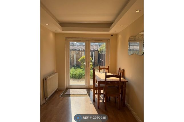 Chaseside Close, Romford photo 3