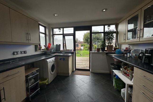 24 Wood Lane, Dagenham photo 3
