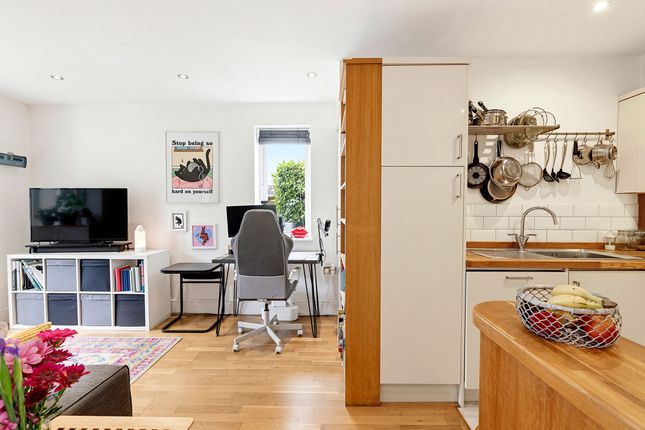 Flat 6, 58 Thistledene, Thames Ditton photo 4