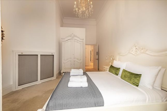 Flat to rent in Pont Street, Chelsea, London