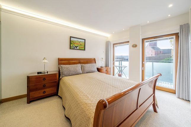Flat 2, 4-6, Putney High Street, London photo 4