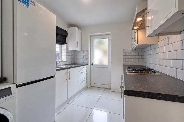16, Mayhew Crescent, Buckinghamshire photo 4