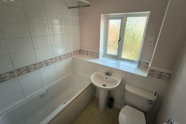 18, Douglas Close, Grays photo 2