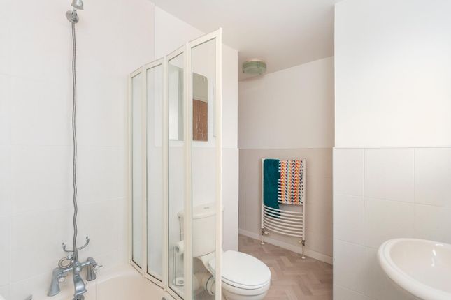 0W6Rww - Bathroom A.Jpg