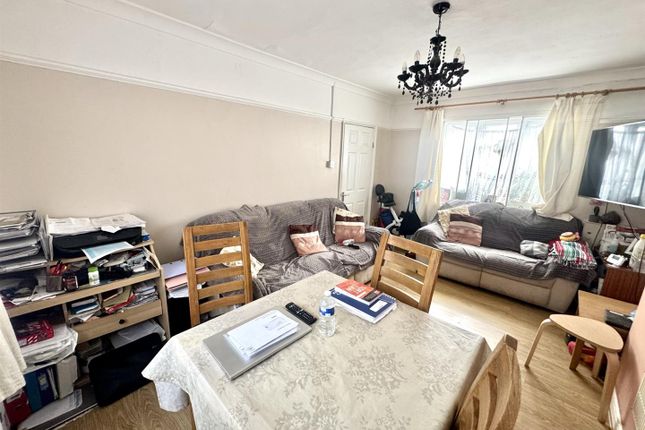 128, Waddon Way, Croydon photo 4