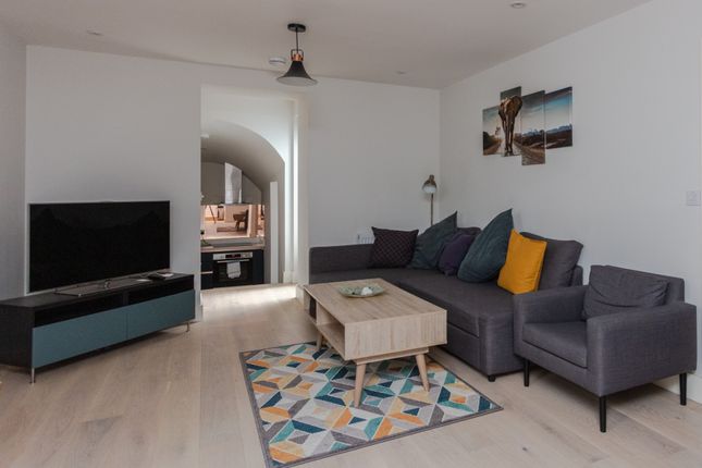 2-bed flat on Bla558 - 18, Blake House, London, £4,950/mo