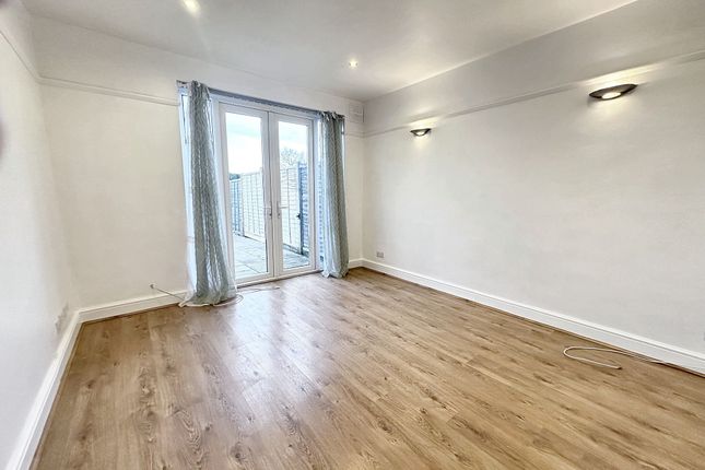 40 Edwards Avenue, Ruislip photo 3