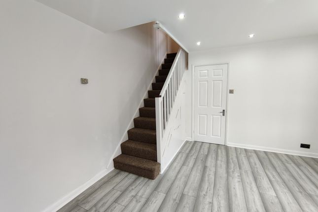1 Sharples Green, Luton photo 2
