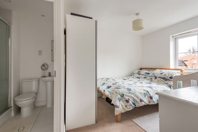 40 Outfield Crescent, Wokingham photo 4