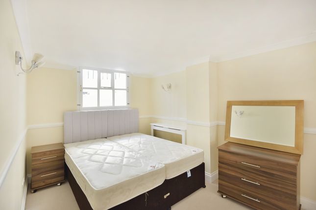 Flat to rent in St. Andrew's Hill, London