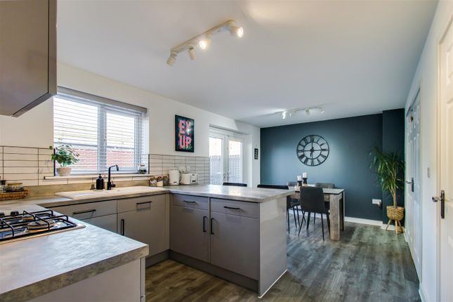 30, Kingfisher Way, Dewsbury photo 2