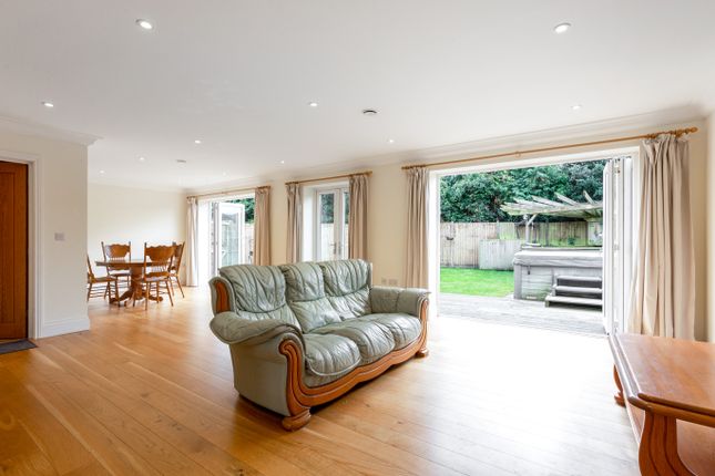 28, Station Road, Wraysbury photo 2