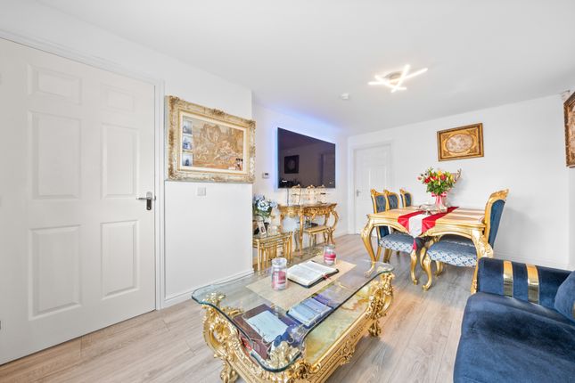 12, St Cuthbert Crescent, Johnstone photo 3