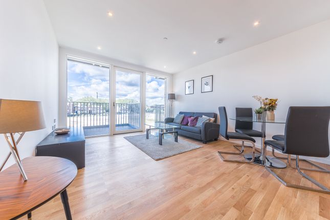 Flat to rent in Kingwood Apartments, 31 Waterline Way, London