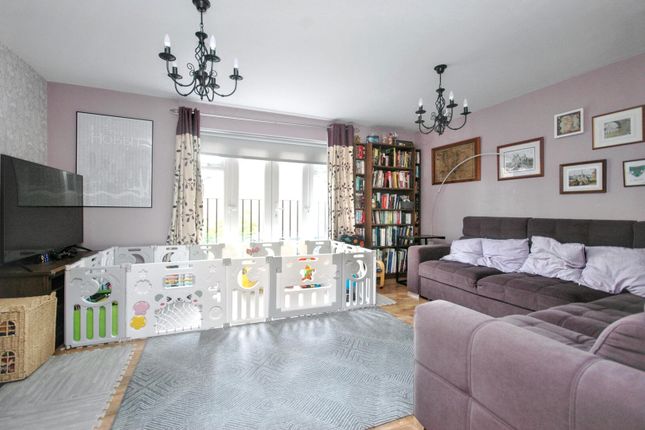 9, Pugneys Avenue, Wakefield photo 2