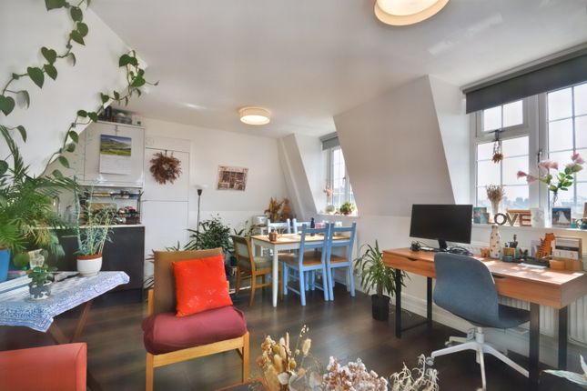 Thumbnail Flat for sale in Wendover Road, London