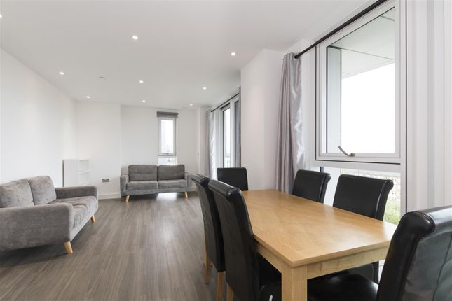 Flat to rent in Pinto Tower, Hebden Place, Nine Elms, London