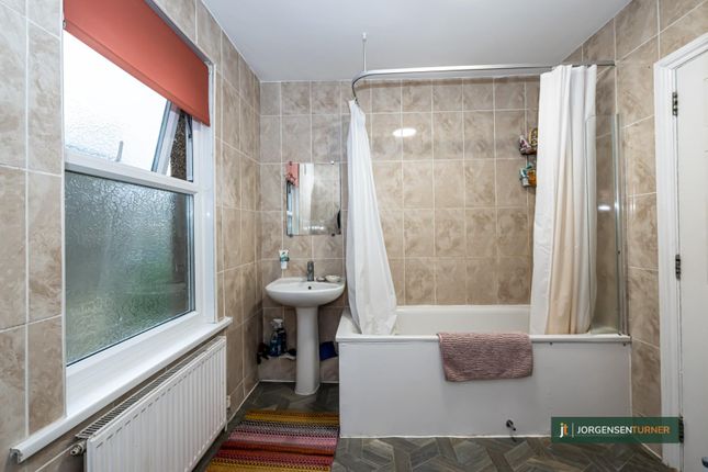 28 Birkbeck Avenue, First Floor Flat, London photo 4