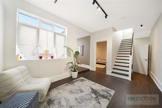 Talbot Crescent, Hendon photo 4