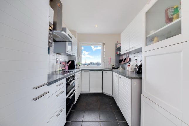 204, Wards Wharf Approach, London photo 4