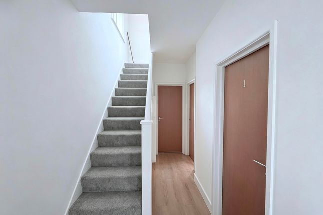 Whitton Avenue East, Greenford photo 2