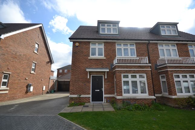 Thumbnail Detached house to rent in Freshers Grove, Reading, Berkshire