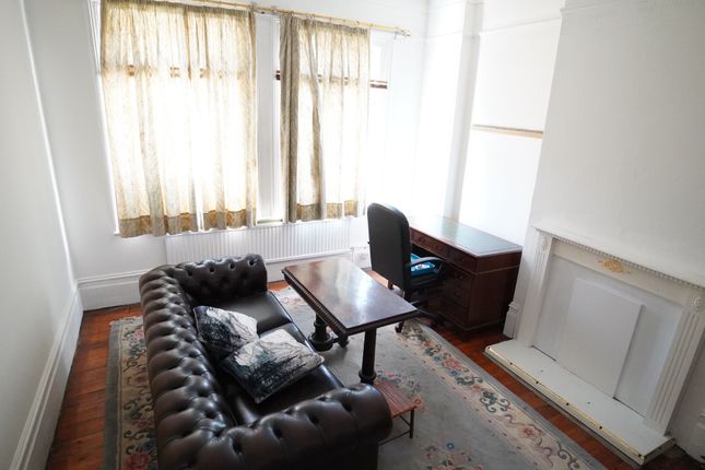 70 Belmont Park, London photo 2