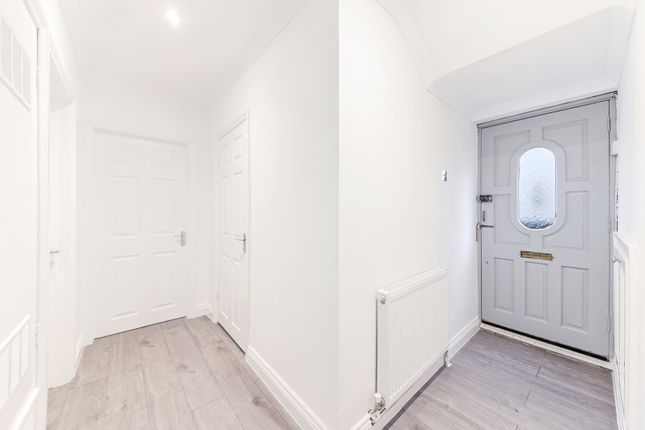 12, Florence Avenue, Morden photo 4