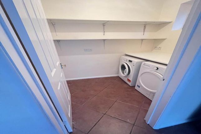 96, Woodland Drive, Watford photo 5