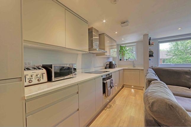24 Lennox House Ray Park Avenue, Maidenhead photo 3