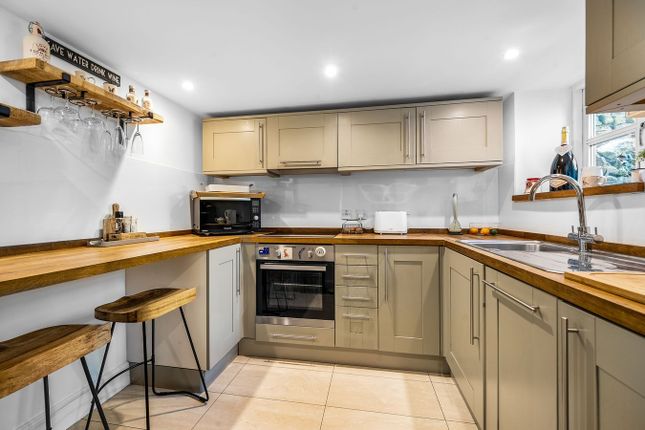 22, Pooles Lane, Stroud photo 3