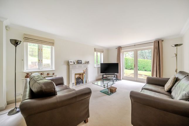 9, Woodrough Copse, Guildford photo 3