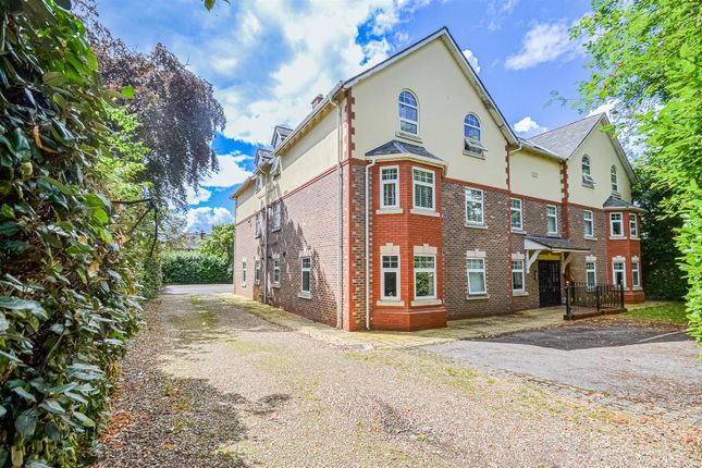 Thumbnail Flat to rent in Whitefield Road, Stockton Heath, Warrington