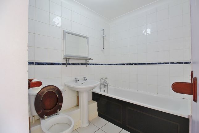 Flat for sale in Hillary Drive, Isleworth