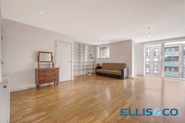 Flat to rent in Lawrence Road, London