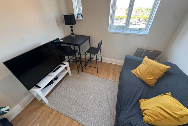 Room 3, 166a, Broadway, Didcot photo 3