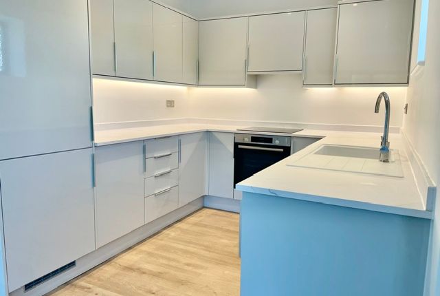 6  Foyle Court, 30, Hollyfield Road, Surbiton photo 3
