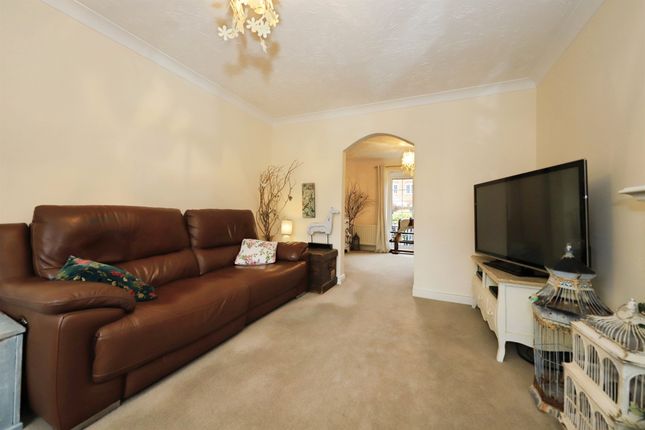 48, Britannia Gardens, Stourport-On-Severn photo 3
