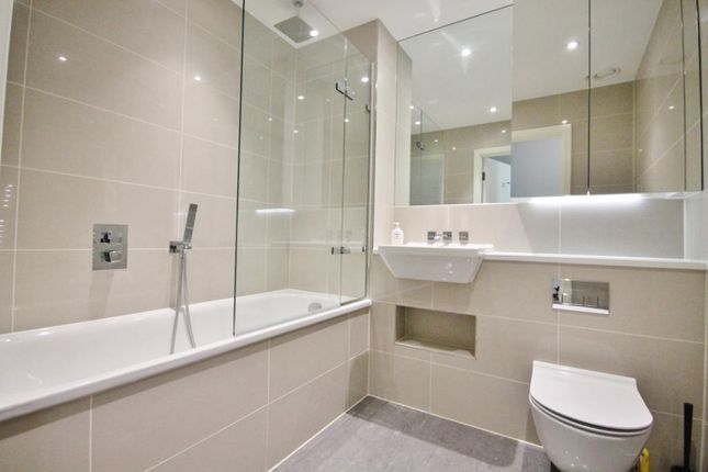 Flat to rent in Pinnacle Apartments, 11 Saffron Central Square, Croydon