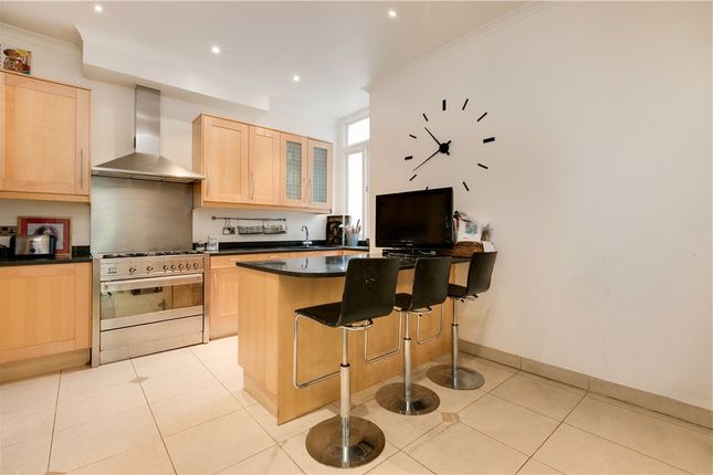 Flat 111, 48-121, Barkston Gardens, London photo 4