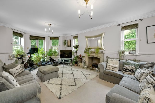 Ruscombe House, 2, Heatherset Close, Esher photo 3