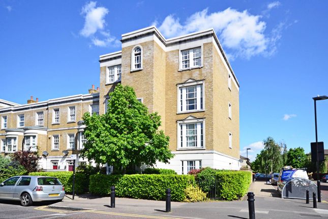 Flat for sale in Middleton Road, Haggerston, London