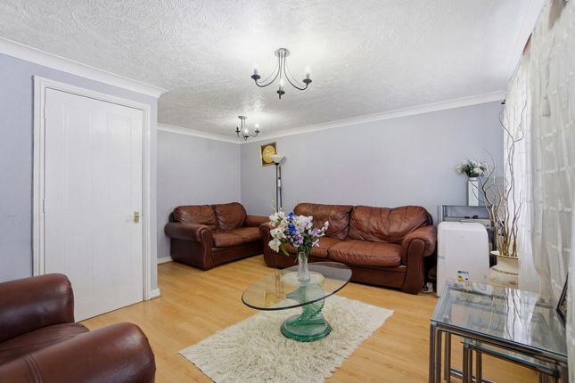 10, St. Mellion Close, London photo 3