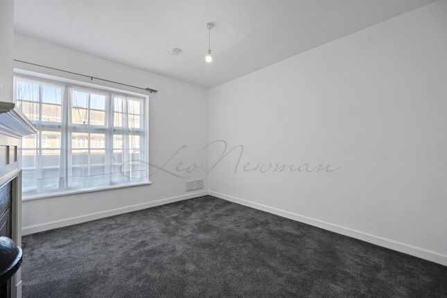6A 3 Bedroom The Market Place, Falloden Way, London photo 3