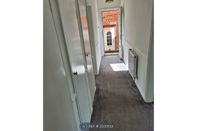 Manor Drive North, York photo 3