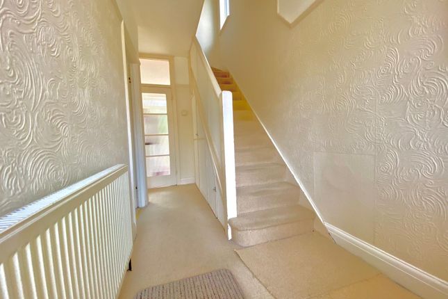 32, Greenland Crescent, Southall photo 2