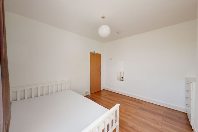 Room 3, 25 Saxon 25, Saxon R3, London photo 4