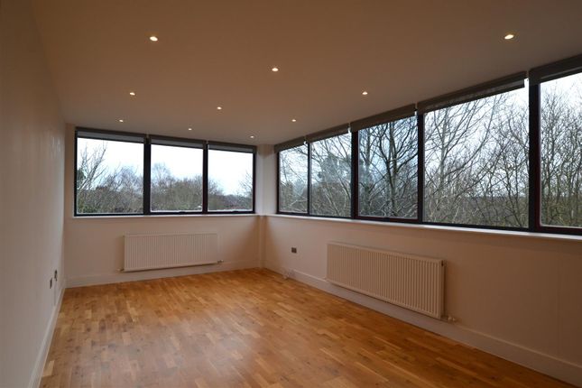 39, Oak House, Fleet photo 2