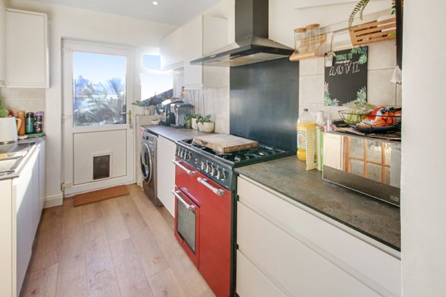 4, Beech Gardens, Crawley photo 4