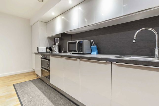 Apartment 37, Rose Court, Baltic Avenue, Brentford photo 3